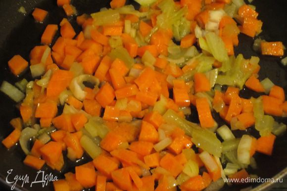 Разогреть в сковороде оливковое масло и обжарить сельдерей, морковь и лук на слабом огне 10 минут.