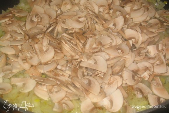 В качестве сложного гарнира можно приготовить грибной соус: для этого обжарить нарезанный кубиками лук и добавить к нему нарезанные шампиньоны....Потушить минут 15-20