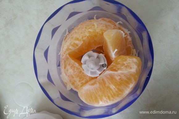 Хорошо моем апельсин. Заливаем его кипятком на 5 минут. Натираем цедру по вкусу, апельсин чистим. Целые дольки измельчаем с 2 ст.л. сахара (ложки без горки).