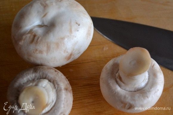 Шампиньоны вымыть, обсушить и нарезать пластинками (небольшие грибы можно разрезать на 2-4 части).