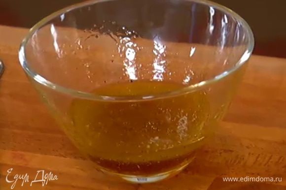 Приготовить заправку: оливковое масло соединить с уксусом и лимонным соком, посолить, поперчить, влить 1 ч. ложку холодной кипяченой воды и перемешать.