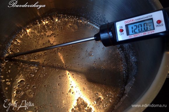 Когда сироп достигнет 120 градусов (если нет кухонного термометра, то варить сироп нужно около 5 минут), вводите его тонкой струйкой в желтки, не прекращая взбивать. Взбивать еще примерно 7 минут, до полного остывания массы.