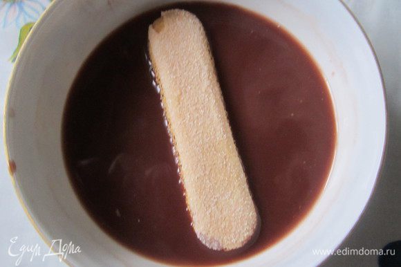 На дно стаканов выкладываем крем с чёрным шоколадом. В какао быстро обмакнуть савоярди и выложить поверх мусса. Затем крем с молочным шоколадом, опять савоярди и крем с белым шоколадом. Убрать в холодильник на несколько часов.