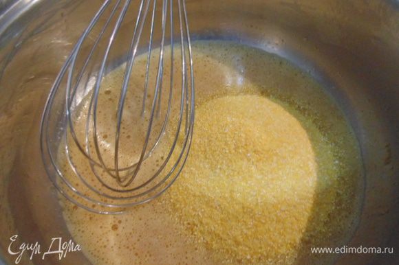 Яйца взбить с сахаром и солью, добавить кукурузную муку...