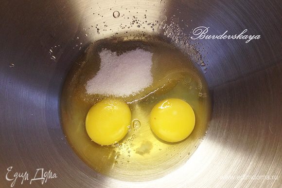 1. Взбейте миксером яйца с сахарным песком, добавьте молоко, кефир, соду, соль, продолжайте взбивать.