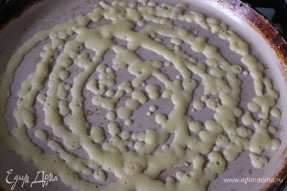 И быстренько наносим тесто на смазанную маслом разогретую сковороду круговыми движениями.
