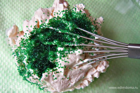 В часть полученной массы добавить зелёный сахар или краситель