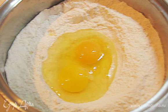 К сухой смеси добавить яйца, молоко и перемешать до однородного состояния.