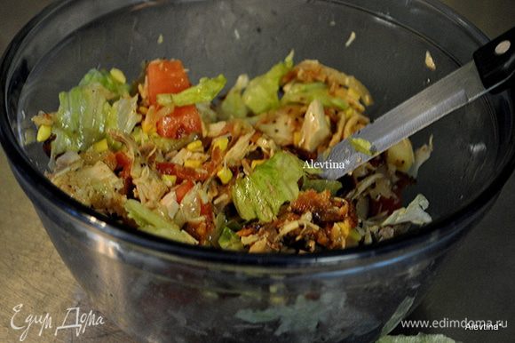 В емкости смешать салатные листья,помидор, готовые куриные грудки, порезанные, мелкие крутоны или гренки, бекон. Полить салат луковой смесью, перемешать.