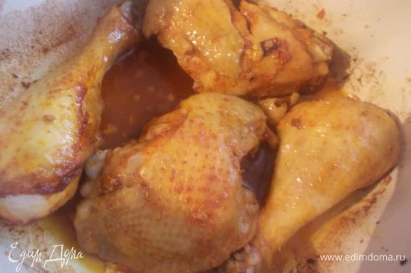 Выложить курицу в огнеупорную посуду смазанную оставшимся маслом. Отправить запекаться при 200С на пол часика, пока не появится золотистая корочка.