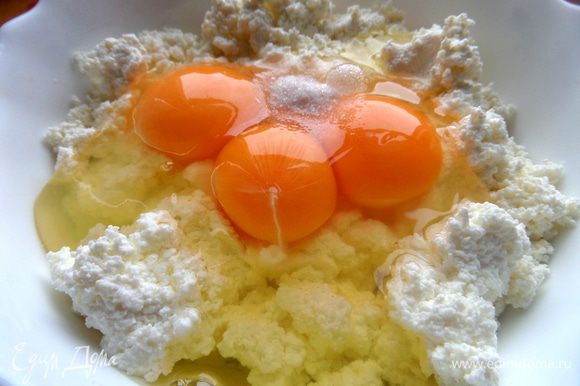 Блины у нас уже есть... Делаем начинку: творог протереть, если сильно крупинчатый и взбить яйца+ваниль.