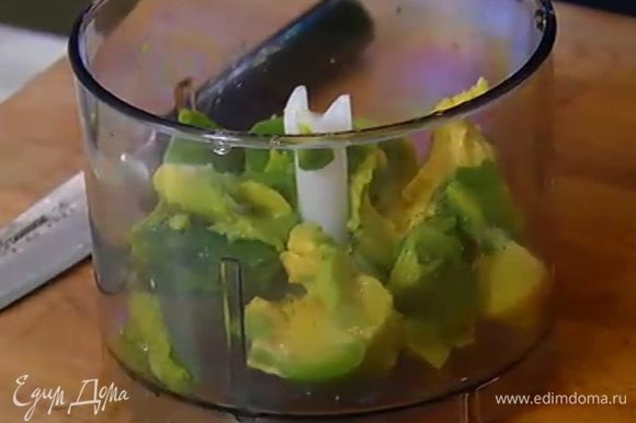 Из половинки авокадо ложкой вынуть мякоть.