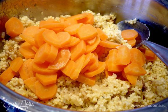 Морковь отварим в смеси молока с водой. 100 мл молочной смеси после варки моркови сохраняем. Добавим морковь и орешки в пшено и перемешаем, посолим, поперчим.