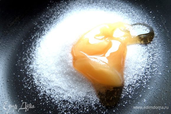 Делаем сироп: на непригораемой сковороде на маленьком огне растопить сахар и мёд.