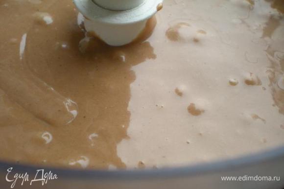 Муку просеять с разрыхлителем и какао. Постепенно добавлять в яичную смесь.