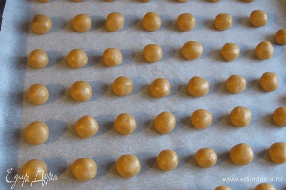 Сформировать шарики размером с грецкий орех и выложить на противень с пергаментом.