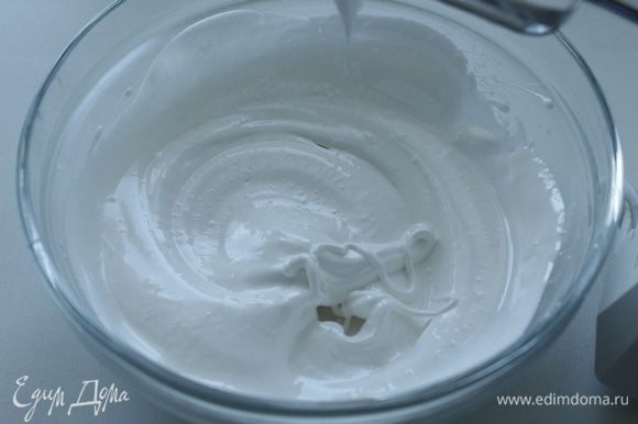 Для зефирного крема: Миксером слегка взбить белки, добавить сахарную пудру и разрыхлитель.
