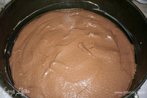 Теперь смазываем торт шоколадным кремом со сметаной и отправляем в холодильник, чтоб крем немного застыл. Для экономии времени торт можно отправить ненадолго в морозилку, но следите, чтоб крем не перемерз.