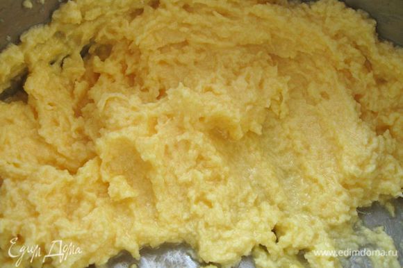 Масло тщательно взбить с 30 г сахарной пудры и желтками.