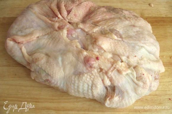 Выложить смесь на кожу курицы и сложить тушку так, чтобы она казалась целой, а начинка была закрыта. Перевязать кулинарной нитью.