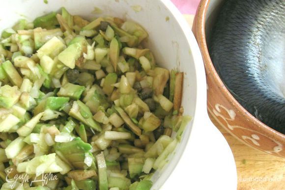 Добавить к салату, все перемешать. Три листика шпината поместить на несколько секунд в кипяток, затем сразу в холодную воду. Порезать. Добавить к салату.
