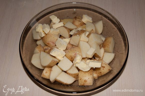Молодой картофель вымыть, порезать кубиками. Добавить к нему порезанное сливочное масло (40г).