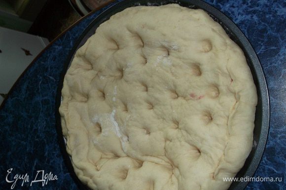 Приготовить заливку из сливок, желтка и 2 ст.л. сахара. Через час в пироге сделать неглубокие ямки.