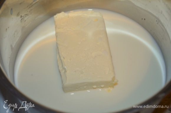 Лучше всего начать с бисквита, то есть испечь его заранее, с вечера. Для него в ковшике соединяем молоко с маслом и доводим до кипения на среднем, чтобы масло полностью растворилось в молоке.