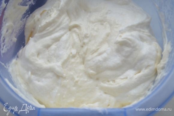 Влить в тесто горячее молоко и аккуратно вымешать силиконовой лопаткой.