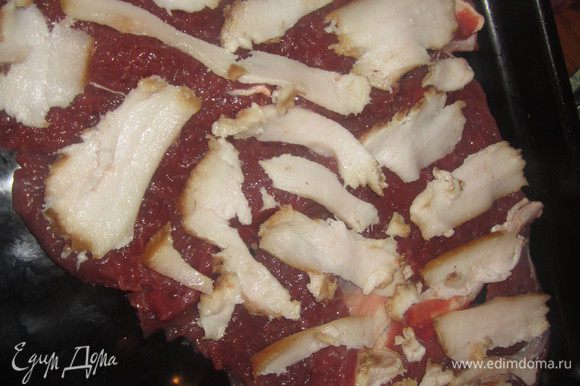 Шпик нарезать тонкими ломтиками, выложить на мясное филе ровным слоем.