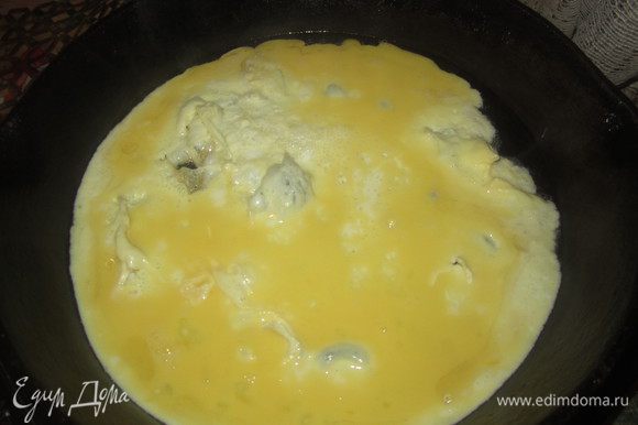 Яйца взбить с солью и пожарить на подсолнечном масле.