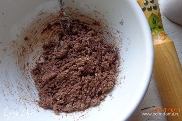 Приготовить наполнитель: размельчить песочное печенье и соединить его со всеми ингредиентами, чтобы получилась масса-"картошка"