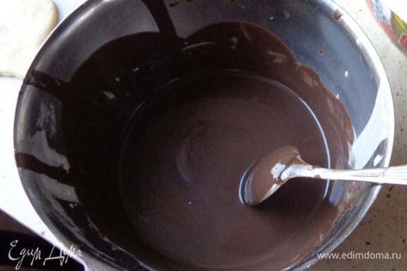 Приготовить ганаш, растопив половину плитки черного шоколада с 30 г сливочного масла и добавив 2 ст.л.сливок. Немного охладить.