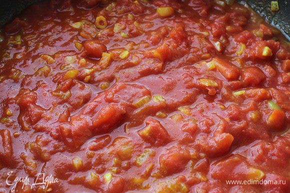 Добавить измельченные томаты вместе с соком, довести до кипения, приправить солью.