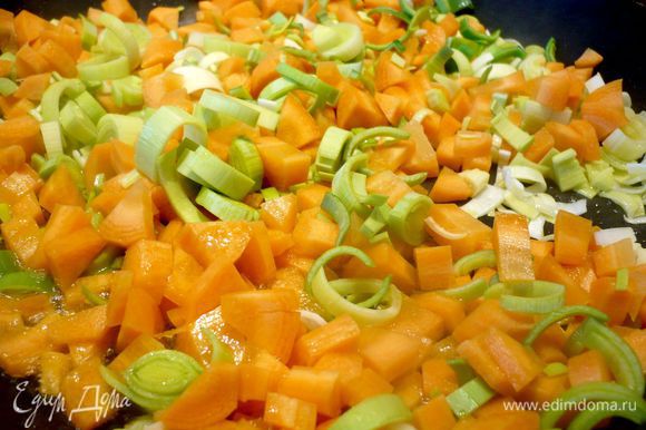 Отвариваем картофель в мундире. Очищаем от кожуры. Яблоки очищаем от кожуры и семян, режем на достаточно тонкие дольки и поливаем соком половинки лимона. Лук-порей режем полукольцами, морковь чистим и режем мелким кубиком. Обжариваем на оливковом масле морковь и лук-порей.