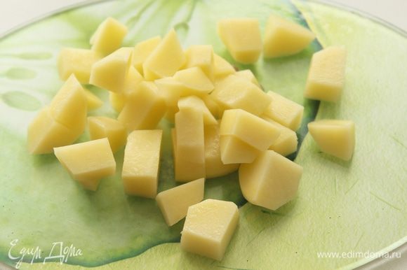Картофель порезать кубиками, добавить в бульон.