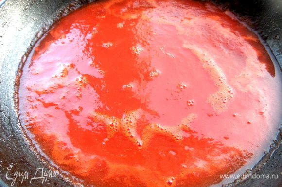 Для соуса протёртые томаты выливаем в высокую сковороду.