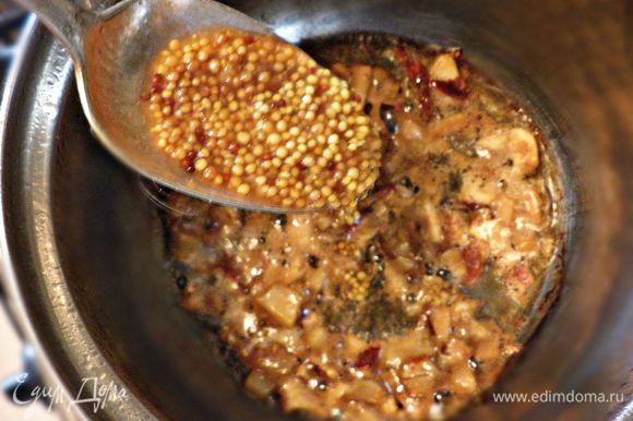 Для соуса мелко порежьте грибы и обжарьте их на сливочном масле 5 минут. Добавьте дижонскую горчицу, соль и перемешайте. Влейте постепенно сливки, доведите до кипения и доведите до готовности на медленном огне ещё 3 мин.