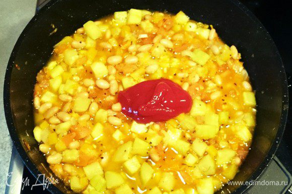 Добавить фасоль, томатную пасту, измельченный чеснок, базилик, соль и перец. Довести до кипения и выключить.