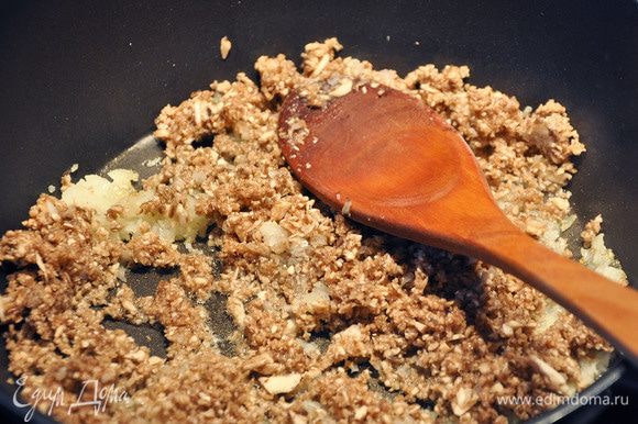Приготовить начинку. Перемолоть грибы в блендере вместе с луком. Обжарить немного на сковороде, до полуготовности.