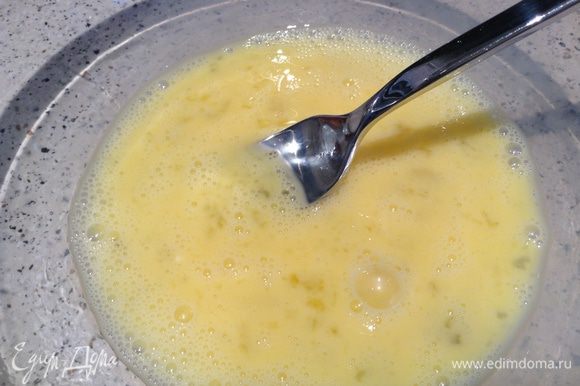 Яйца взбить вилкой (1 ст л яичной смеси отложить для обмазки), добавить ваниль и сахар, 1 ст. л. воды.
