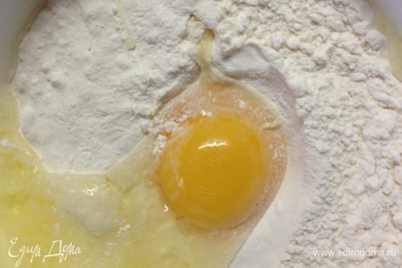 Приготовим тесто. Отложим 2 столовые ложки муки для бульона. К остальной муке добавим яйцо и замесим крутое пресное тесто, постепенно добавляя в него воду.