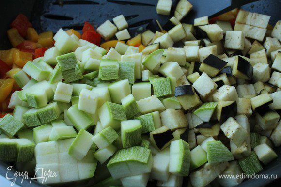 Добавить нарезанные кабачки и баклажаны. Все овощи режем небольшим кубиком со стороной примерно 0,5 см. Обжаривать все вместе 5 минут, непрерывно помешивая.