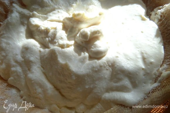 Сыр приготовила с вечера... Подробный рецепт здесь: http://www.edimdoma.ru/retsepty/64524-desert-apelsinovyy-tiramisu-retsept-domashnego-maskarpone