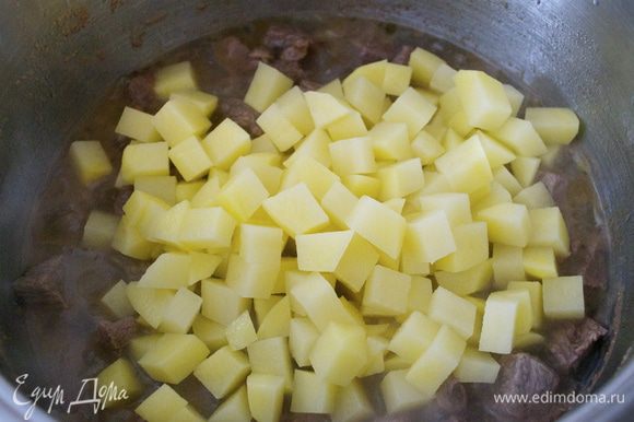 Картофель очистить и порезать небольшими кубиками (желательно, чтобы все используемые в соусе овощи были порезаны одинаково))))))