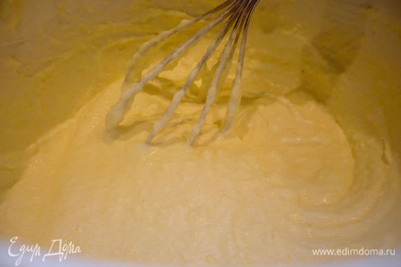 Введем частями масляно-яичную смесь в сливки. Смешаем до однородности сначала лопаточкой, потом венчиком вручную.