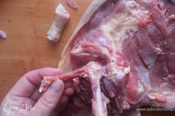 Также вырезаем кость с ножек, обрубаем кончик и выворачиваем во внутрь,срезая ножом мясо, которое мешает.