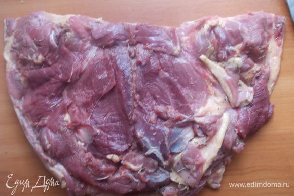 Мясо вынуть из маринада и обсушить салфеткой. Там, где мяса больше,например в области грудки,срезать немного и эти кусочки положить там,где мяса нет,а больше кожи.