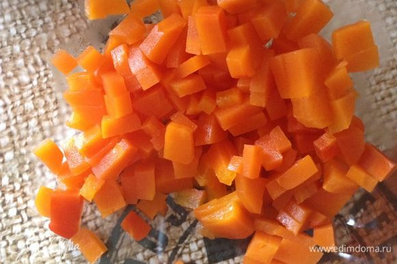 Нарезать кубиками морковь,