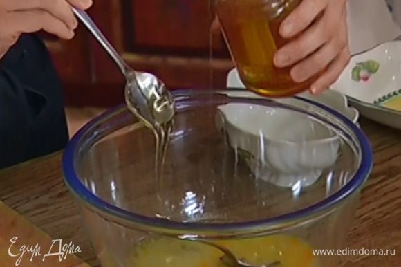 Яйцо, мед и яблочный сок перемешать с 3 ст. ложками оливкового масла и ванильным экстрактом.